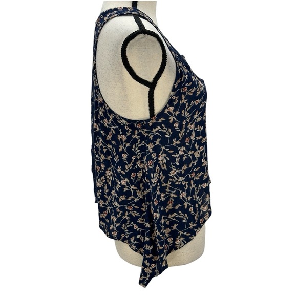 American Rag Sleeveless V-Neck Floral Print Asymmetrical Hem Blouse - Blue - XXS - Picture 2 of 9